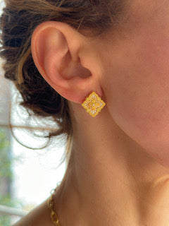 Gold Ribbed & Diamond Ear